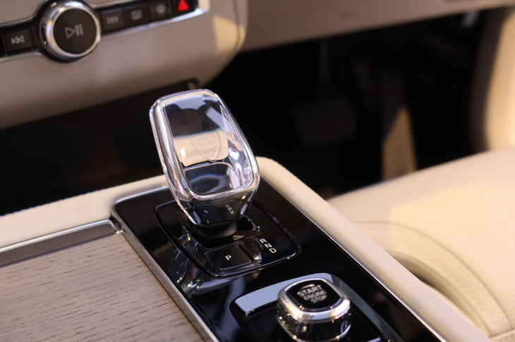 ボルボXC90 T8 AWDプラグインハイブリッド（シフトセレクター）