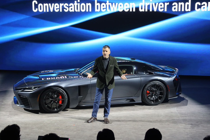 発表会の冒頭、「トヨタGR GT」を紹介する、トヨタ自動車のサイモン・ハンフリーズCBO。「GR GTは、サーキットも走れる日常のクルマ。あらゆる場面に対応できる」などと、その魅力について語った。