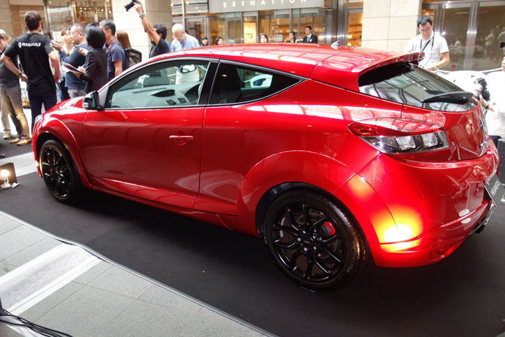 「メガーヌR.S. 273」左後方から。