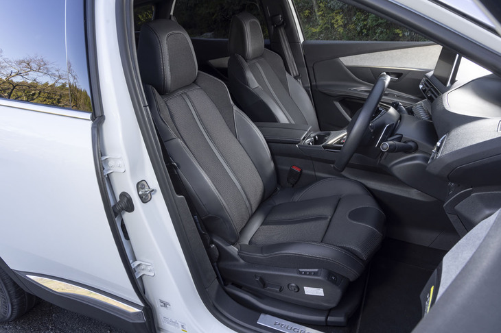 シートはテップレザーとザラリとした風合いのファブリックの組み合わせ。スポーティーなポジションの「308」か、よりゆったり座れる「3008」か、悩むところだ。