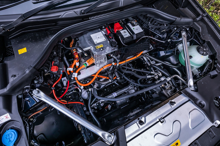 エンジンフード内のカバーを外した様子。CCU（コンバインド・チャージング・ユニット）や12Vの鉛バッテリーなどがフロントのバルクヘッド側に搭載されており、車両前方には大きな空間がある。