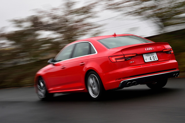 「S4」の0-100km/h加速は4.7秒。一方ワゴンタイプの「S4アバント」は4.9秒。