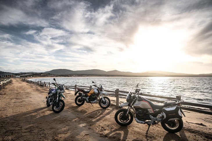 写真左から順に、モト・グッツィの「V85 TT 100周年記念スペシャルエディション」と「V85 TT」（標準モデル）、そして「V85 TTトラベル」。