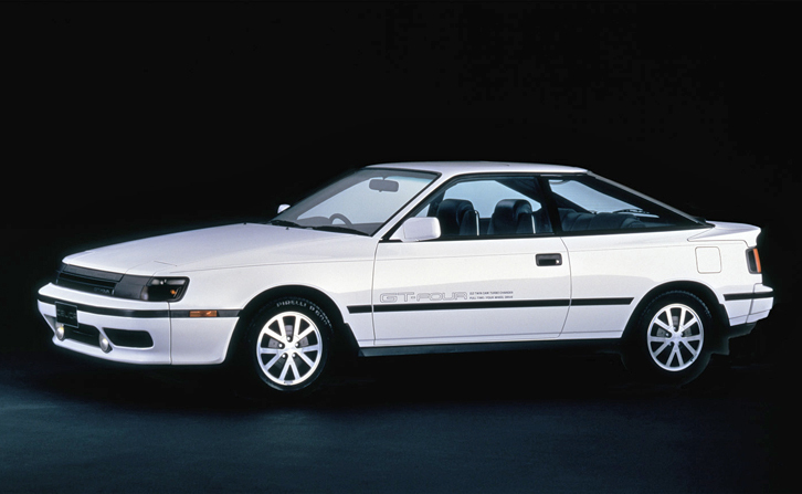 「トヨタ・セリカGT-FOUR」。1986年に発売された4WDのスペシャルティーカー。世界ラリー選手権（WRC）に投入され、1990年には日本車初のドライバーズタイトルをもたらした。『私をスキーに連れてって』の劇中車としても知られる。
