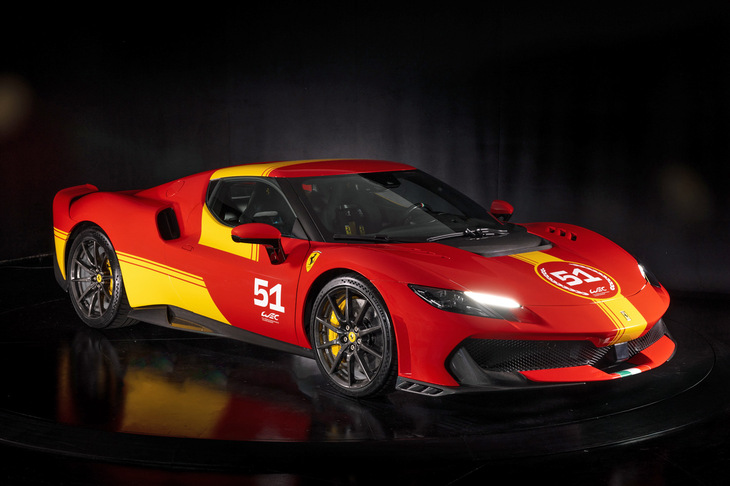 2025年のルマン24時間レースに合わせて発表された、「ピロティフェラーリ」仕様の「296スペチアーレ」。フェラーリのモータースポーツ活動に参加するドライバーのみに販売される特別なモデルで、フェラーリ・テーラーメイドの手になる、ルマンカー「499P」をモチーフにしたという意匠を特徴としている。