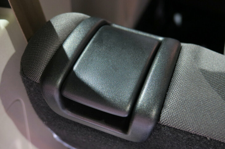 ホンダN-BOX（リアシートのリクライニングレバー）