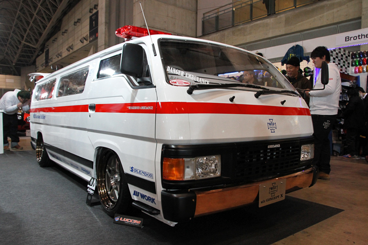 WiZ国際情報工科大学校の、その名も「デンジャー・アンビュランス」。1988年「日産キャラバン」（E24）のルーフを10インチ（約25cm）チョップしてローダウン。こんな救急車に乗せられたら、助かる命も助からなくなってしまいそう。