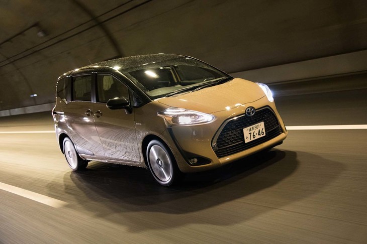 今回は「トヨタ・シエンタ」に追加された、2列シート5人乗り仕様の「ファンベース」に試乗。ガソリン、ハイブリッドとも設定があるが、テスト車は後者だった。