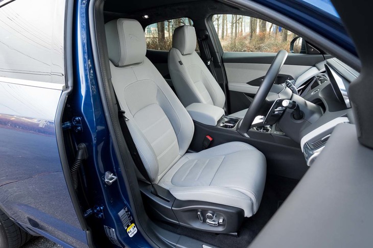 クラウドウインザーレザーのスポーツシートは30万1000円のオプション。「P300e」の標準はエボニーデュオレザー表皮。