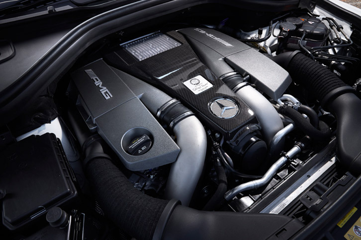 最高出力585ps、最大トルク77.5kgmを発生する5.5リッターV8ツインターボエンジン。トランスミッションには7段ATが、駆動システムには駆動力を前：後ろ＝40：60の比率で配分する「AMG 4MATIC」が組み合わされる。