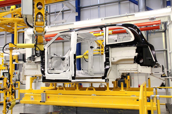 工場を流れる新型ロンドンタクシーのボディー。ボディーは総アルミ製で、組み立てに際しては溶接を使わず、すべて接着で行っている。
