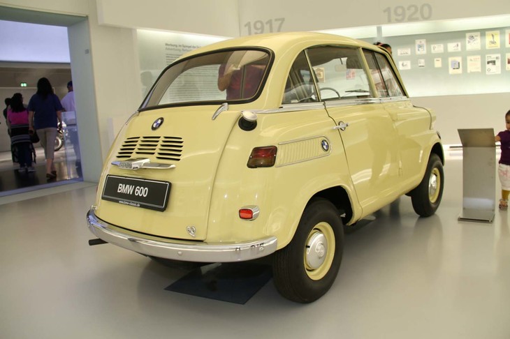 フロントシートには前のドアから、リアシートには車体右側のドアからアクセスする。