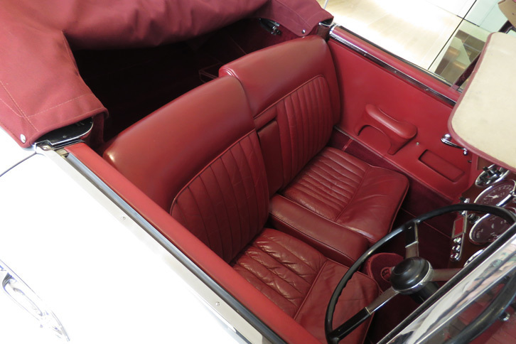 アストンマーティンDB2 DHC