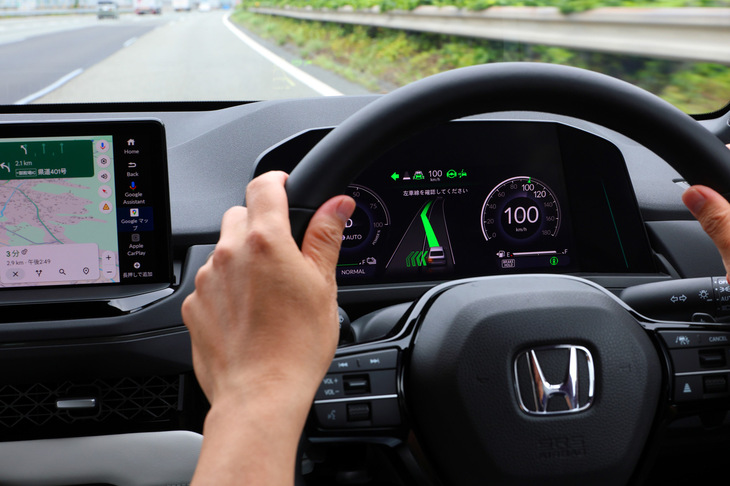 そうしたシステムでは、ハンズオフ走行中でも車線変更時にはドライバーがハンドルを握る必要があり、システムも表示や警告音などでそれを促す仕組みとなっている。（写真：荒川正幸）