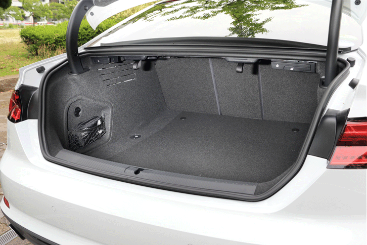 トランクルームの容量は465リッター。後席を倒す際には、レバーによってトランク側からシートのロックを外すことができる。（写真をクリックすると、シートの倒れる様子が見られます）