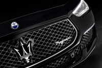 フロントグリルは「ギブリ オペラネラ／オペラビアンカ」のためにデザイン・開発された専用アイテム。グリル右下にフラグメントの「Fragment」ロゴが備わる。