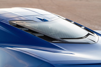 リアハッチには、後方視界の確保と、外からでもエンジンが見えるという“演出”を意図して、ガラスパネルを採用。その厚さは3.2mmと薄く、軽量に仕上がっている。