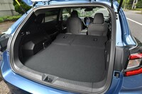 後席の背もたれをすべて倒すとすがすがしいまでにフラットな空間が広がる。このときの荷室のフロア長は1591mm。