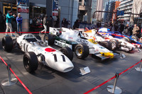 会場となったHondaウエルカムプラザ青山の前には、ホンダのパワーユニットを搭載する過去のF1マシンが4台並べられた。写真左から「ホンダRA272」（1965年）、「ウィリアムズ・ホンダFW09」（1984年）、「ホンダRA106」（2006年）、「レッドブル・トロロッソ・ホンダSTR13」（2018年）。