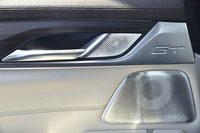 ドアのインナーハンドル周辺には、「グランツーリスモ」を示す「GT」の装飾が施される。