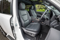 シート表皮は「VX」と「ZX」「GRスポーツ」が本革、「AX」がスエード調ファブリック、「GX」がファブリック。座席数はガソリン車が3列7人乗り、ディーゼル車が2列5人乗りとなる。