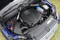 アイドリングストップ機構を搭載する2リッター直4ターボエンジン。JC08モードの燃費値は、16.5km/リッター。