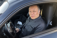 新しい愛車、997型「911」の運転席に座り満足げな表情を浮かべるS氏。私には997型と991型と992型の区別がイマイチつかず、すべて「エリートが乗る最新の911」に見える。