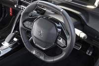 天地が平らになった小径ステアリングホイール。2スポークのデザインが採用されている。