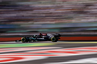 チームメイトのバルテリ・ボッタスとフロントローを分け合った予選2位のルイス・ハミルトン（写真）。フェルスタッペンらレッドブル勢を後ろに従えて迎えたレースでは、スタートでフェルスタッペンに出し抜かれてしまう。標高が高く空気が薄いメキシコのコースでは冷却も厳しくなり、前を取られると圧倒的に不利になる。ハミルトンはオーバーヒートという問題も抱えながらも、2位の座を狙うペレスからのプレッシャーに屈することなく2位のままフィニッシュ。「とにかく全力を出し切ったが、レッドブルは速かった」と負けを認めつつ、「バルテリ（ボッタス）はスタートでフェルスタッペンにスペースを与えてしまった」と、暗にチームメイトの失敗も指摘していた。（Photo=Mercedes）