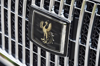 「センチュリー」の象徴たる鳳凰エンブレム。フロントグリルのもの（写真）は、ひとつずつ職人の手彫りで製作されている。