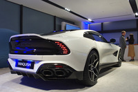 webCGサクライの写真蔵より、日本でお披露目された白い「ヴァンキッシュ」。奥で取材を受けているのは、アストンマーティンでアジア地域のビジネスを統括するグレッグ・アダムス氏だ。