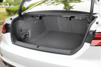 トランクルームの容量は465リッター。後席を倒す際には、レバーによってトランク側からシートのロックを外すことができる。（写真をクリックすると、シートの倒れる様子が見られます）