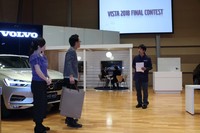 修理のため「XC60」を入庫させていたB夫妻（写真左）の対応をするサービスマン氏。実際のディーラーでは、日常的に見られる光景だろう。