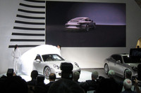新型「ポルシェ911」が日本初公開