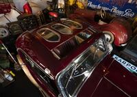 ルーフが特徴的なエアライン クーペの奥にある赤いオープンカーは、メーカーのオースティンが作ったペダルカー。グッドウッド・リバイバルで子どもたちが競争する姿を思い出す。