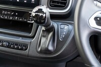 シフトセレクターは「D」から左に倒すとマニュアル変速が可能（シフトパドルはない）。レバー基部右側にはドライブモードセレクターが備わっている。モードは「ノーマル」「エコ」「パワー」の3種類。
	 