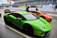 試乗の舞台は鈴鹿サーキットのフルコース。ピットレーンに「ウラカン ペルフォルマンテ」がずらりと並ぶ。