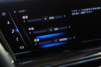 音域ごとに音の強さを設定できる「イコライザー」も、“－12”から“＋12”までの25段階で調整が可能。聴く楽曲や乗員の好みに応じて、最適なセッティングをつくることができる。