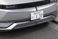 バンパーに開けられたグリルはシャッター付き。上の写真と比較されたし。