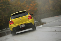 清水「新型でもちゃんと『スイフトスポーツ』は出るのかな？」　
	ほった「ウワサによるとあるらしいですね。新型にオバフェン付けたようなスタイリングになるのかな？」　
	（写真：荒川正幸）