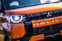 三菱独自のグリル装飾「ダイナミックシールド」と、半円形のLEDポジションランプを内蔵したヘッドランプを採用。特徴的なフロントフェイスにデザインされている。