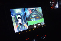 自宅ガレージ付近の路上で全方位モニターを試した様子。2020年5月の一部改良で、周囲を立体的に360°確認できる3Dビュー機能も加わった。全方位モニター用カメラパッケージはオプション価格5万2800円だが、16万5605円の8インチナビの装着が必要となる。