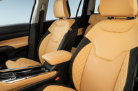 「トラックエディション」では「テュペロブラウン／ブラック」のコンビ内装が採用される。