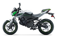 ネイキッドモデル「Z」のサイドビュー。“おなか”にかかえる四角い箱に注目。プロモーションの動画を見たところ、このなかには円筒型の二次電池が多数搭載されているようだ。