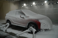 環境試験棟で雪に埋もれた「エクリプス クロス」を発見。フロントマスクが写真のような状態でも、しっかりとシャシーダイナモの上を走れていた。