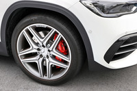 タイヤサイズは、「GLA35」と比べても、よりワイドかつ低偏平な255/40R20。試乗車にはコンチネンタルのスポーツタイヤ「スポーツコンタクト6」が装着されていた。