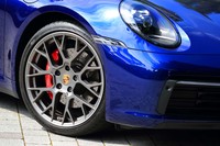 試乗車は、前245/35ZR20、後ろ305/30ZR21サイズの「グッドイヤー・イーグルF1アシンメトリック3」タイヤを装着していた。バンパー部分のエアインテークは、走行条件によって自動で開閉するシャッターが備わる。