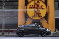 5ドアの「ヤリス」とは全く異なる専用設計の3ドアボディーが与えられた「GRヤリス」。ヤリスに比べ、ホイールベースは10mm長く、全高は45mm低くなっている。