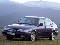 「サーブ9-3」
	1992年に2代目となった「900」が1998年にマイナーチェンジを受けた際に名称変更。2003年に2代目となったが、サーブの経営破綻で生産が終了した。映画に登場するのは初代モデル。