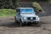 「メルセデス・ベンツG580 with EQテクノロジー」で「Gターン」を体験した！ 助手席に乗っているのはモータージャーナリストの高平高輝さん。